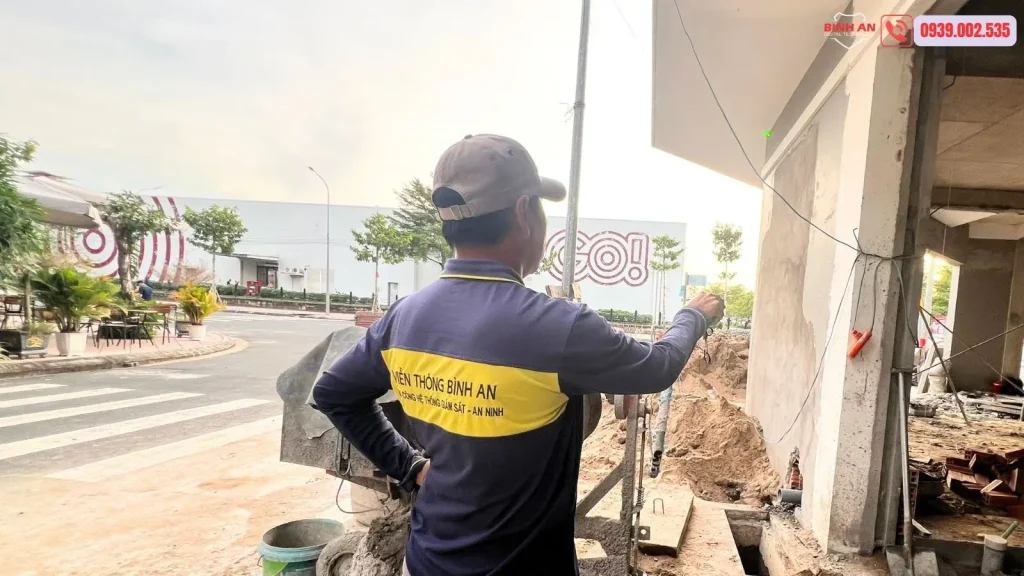 Kỹ thuật viên khảo sát vị trí lắp camera tại Trà Vinh trước khi triển khai thực tế