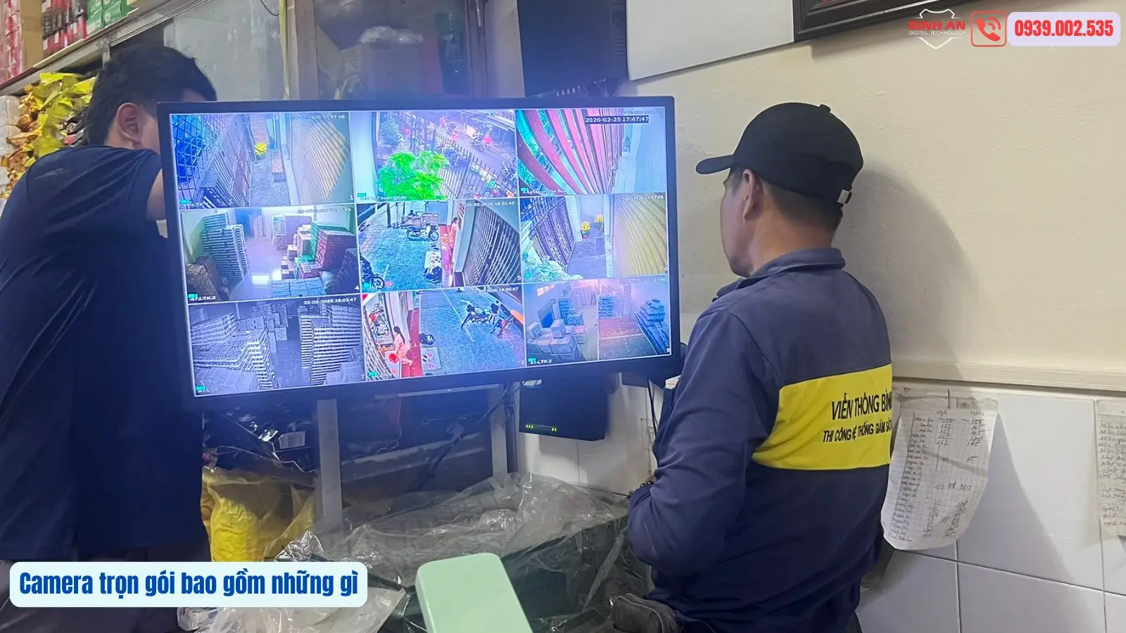 Kỹ thuật viên Viễn Thông Bình An kiểm tra hình ảnh và hoạt động của hệ thống camera trước khi bàn giao